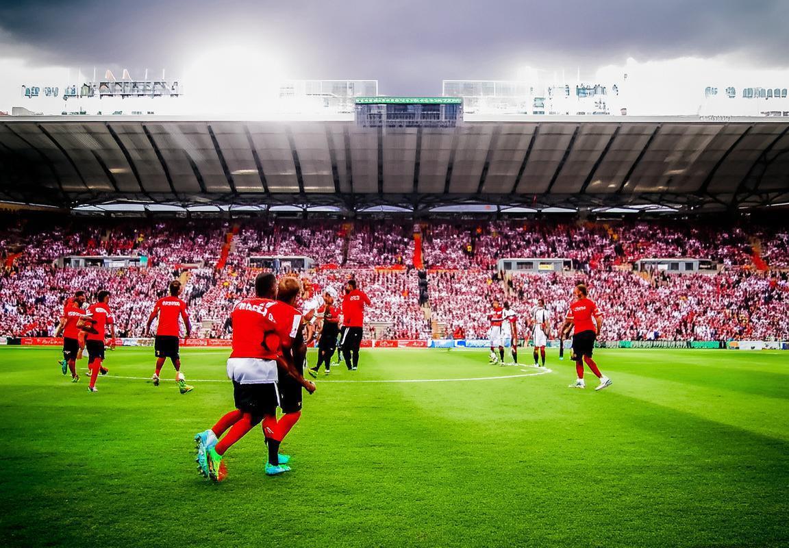 巴伦西亚vs曼联：巅峰对决战术解析与平局反思(图1)